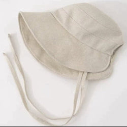 This stylish linen Ponytail-Friendly garden hat combines sun protection with everyday practicality. Designed with a clever back opening. Perfect for wearing with a ponytail or bun, no more adjusting your hair to fit your hat. The breathable linen fabric keeps you cool Available in beige and camel