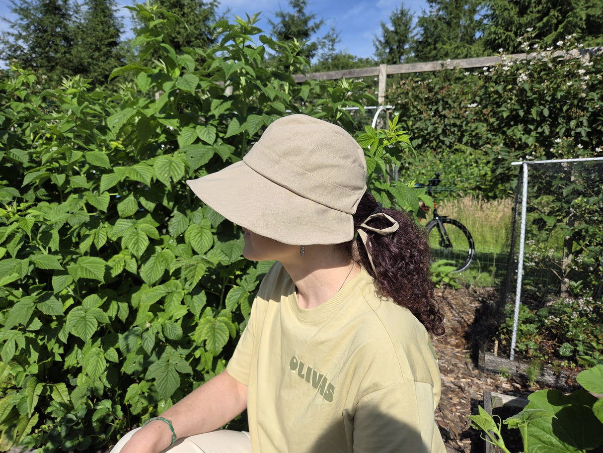 This stylish linen Ponytail-Friendly garden hat combines sun protection with everyday practicality. Designed with a clever back opening. Perfect for wearing with a ponytail or bun, no more adjusting your hair to fit your hat. The breathable linen fabric keeps you cool Available in beige and camel