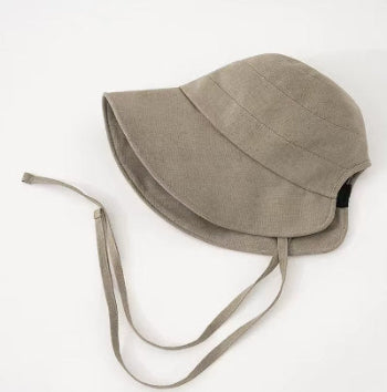 This stylish linen Ponytail-Friendly garden hat combines sun protection with everyday practicality. Designed with a clever back opening. Perfect for wearing with a ponytail or bun, no more adjusting your hair to fit your hat. The breathable linen fabric keeps you cool Available in beige and camel